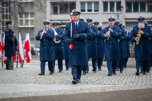 umundurowani policjanci z instrumentami muzycznymi