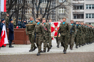 policjanci oraz żołnierze, którzy niosą sztandar