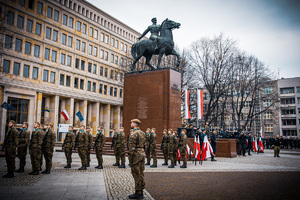 żołnierze oraz inni funkcjonariusze przy pomniku Józefa Piłsudskiego
