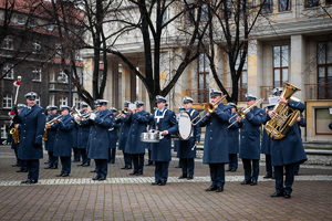 policyjna orkiestra na tle budynku