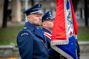 policjanci ze sztandarem