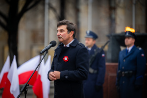 mężczyzna przemawia przez mikrofon