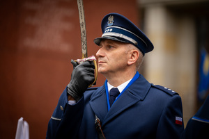 policjant trzymający w ręku szablę