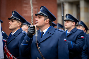 umundurowani policjanci, z których jeden w ręku trzyma szablę