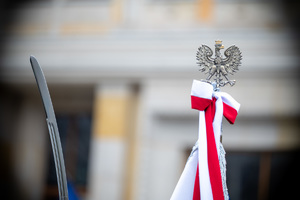 sztandar z godłem RP oraz szabla
