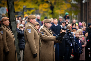 żołnierz przemawiający przez mikrofon