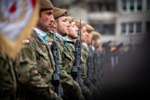 żołnierze trzymający w ręku karabiny