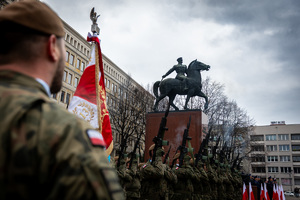 żołnierze oddający salwę honorową obok pomnika Piłsudskiego
