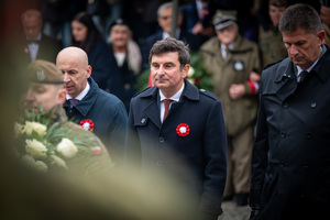 żołnierze i cywile podczas uroczystości