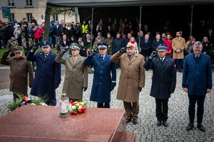 Komendant Wojewódzki Policji w Katowicach oraz przedstawiciele innych służb oddają hołd przy pomniku Piłsudskiego