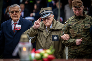 emerytowany generał wojska polskiego, który salutuje