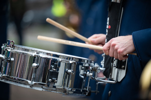 członek policyjnej orkiestry z instrumentem muzycznym