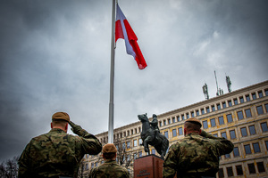 żołnierze oddający hołd fladze RP przy pomniku Piłsudskiego