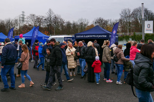 cywile obok stoisk policyjnych