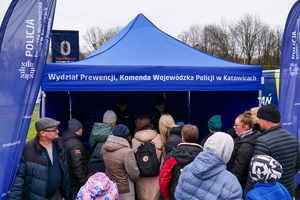 cywile przy stoisku promocyjnym Wydziału Prewencji Komendy Wojewódzkiej Policji w Katowicach
