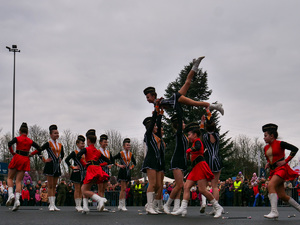zespół taneczny wykonujący swój pokaz