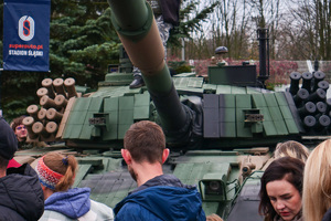 cywile oglądający czołg wojskowy