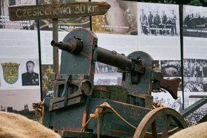 broń palna na platformie z minionej epoki