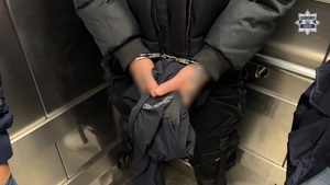 osoba zatrzymana w kajdankach