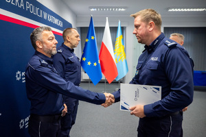 Zastępca Komendanta Wojewódzkiego Policji w Katowicach gratuluje nowym zastępcom