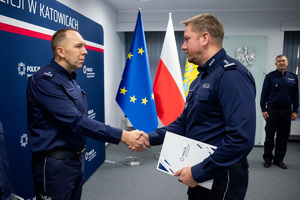 Zastępca Komendanta Wojewódzkiego Policji w Katowicach gratuluje nowym zastępcom
