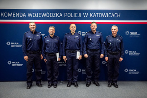 Uczestnicy spotkania pozujący do zdjęcia grupowego