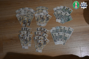 fotografia zabezpieczonych banknotów
