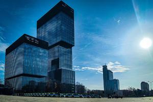 fotografia przedstawia nowe radiowozy