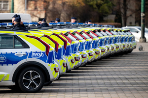 fotografia przedstawia nowe radiowozy