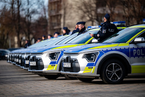 fotografia przedstawia nowe radiowozy i policjantów