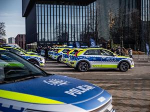 fotografia przedstawiająca nowe radiowozy