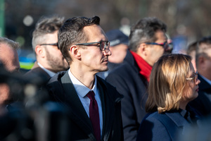 fotografia przedstawiająca osoby w trakcie uroczystego przekazania radiowozów