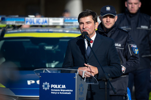 osoba cywilna przemawiająca podczas uroczystości przekazania nowych radiowozów