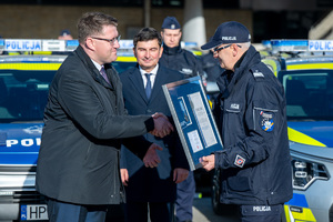 Komendant Wojewódzki Policji w Katowicach trzymający dyplom oraz osoba cywilna
