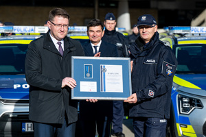 Komendant Wojewódzki Policji w Katowicach oraz osoba cywilna trzymający dyplom w obramowaniu