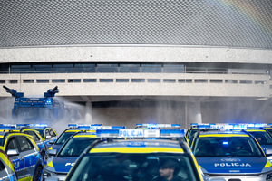 nowe radiowozy na tle katowickiego spodka