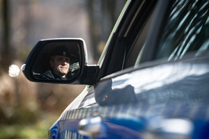 policjant siedzący w nowym radiowozie