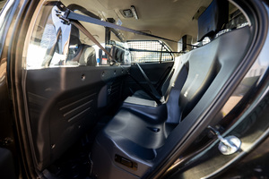 wnętrze nowego radiowozu - przedział dla osób zatrzymanych