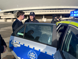 Komendant Wojewódzki Policji w Katowicach oraz osoba cywilna przy nowym radiowozie