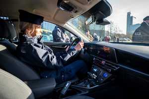 policjanta siedząca w nowym radiowozie