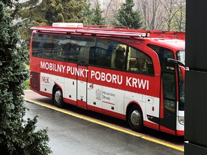 autokar = mobilny punkt poboru krwi