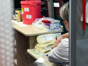 kobieta znajdująca się w mobilnym punkcie poboru krwi