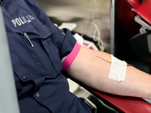 funkcjonariusz Policji oddający krew