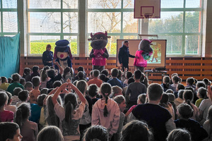 policjanci oraz osoby przebrane za maskotki podczas spotkania profilaktycznego w szkole