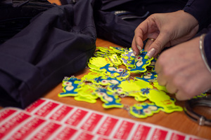 odblaskowe zawieszki z maskotką Policji "Sznupkiem"