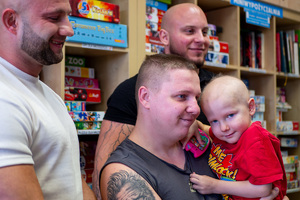 policjanci z wizytą w placówce medycznej