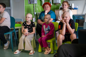 pracownice placówki medycznej z najmłodszymi pacjentami