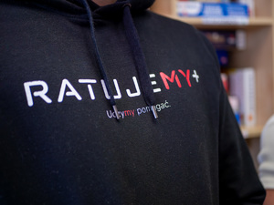 bluza z napisem zachęcającym do pomagania