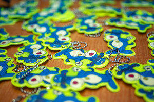 odblaskowe zawieszki z maskotką policyjną