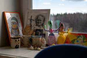 fotografie, kubki oraz rękodzieło stojące na parapecie przy oknie